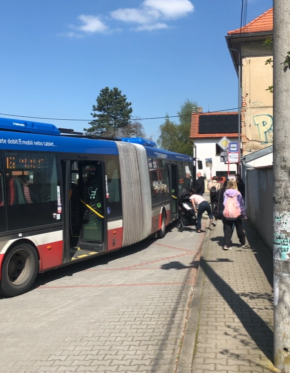 Nevhodně situované zastávka MHD Dolní Jirčany