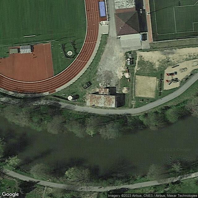 jižní zeď skladu sportovního areálu Na losích- podél cyklostezky