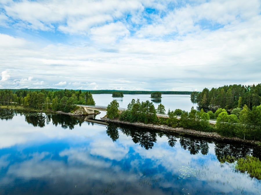 Lentiirajärven halki meloen