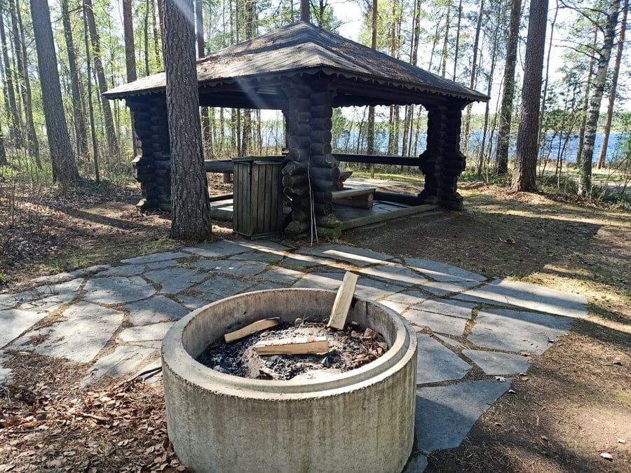 Saarijärvi Open Campfire Hut