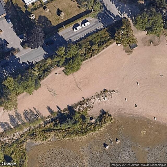 Lauttasaaren uimaranta / Beachvolleykenttä