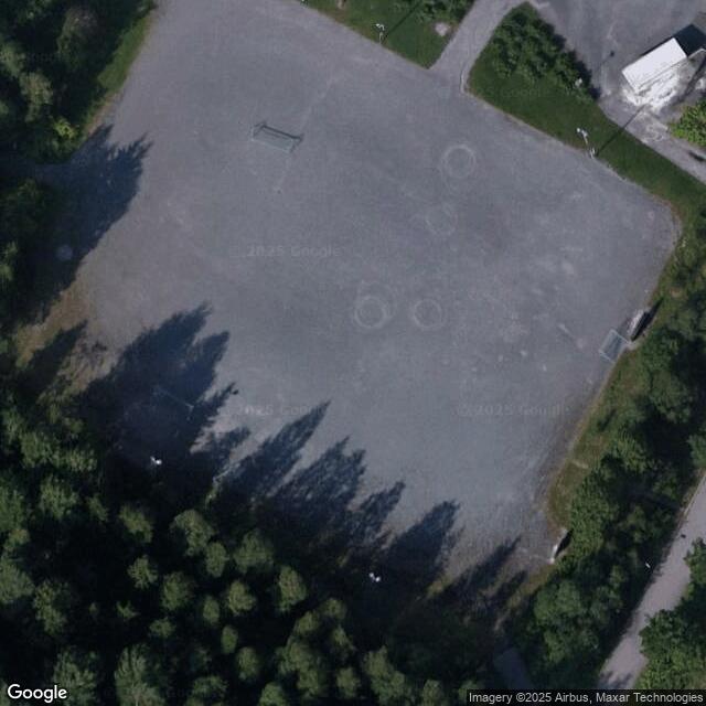 Ala-Pyörön koulun luistelukenttä