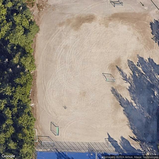 Kaivokselan liikuntapuiston luistelukenttä (64 m x 100 m)