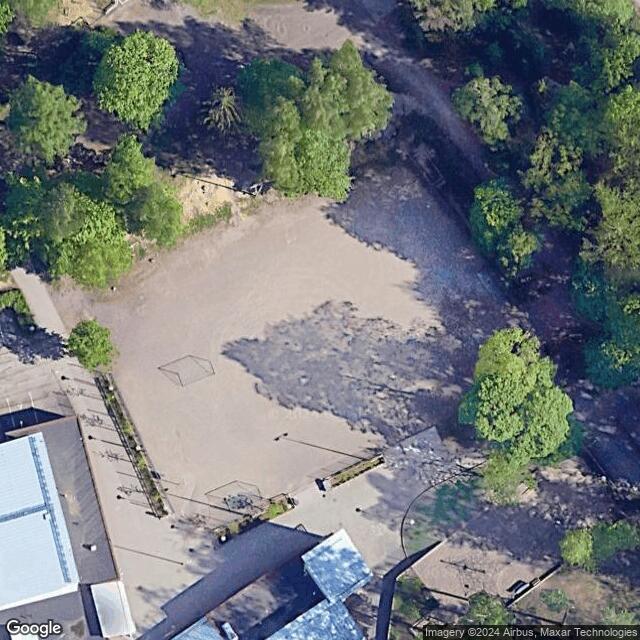 Lähderannan koulun luistelukenttä