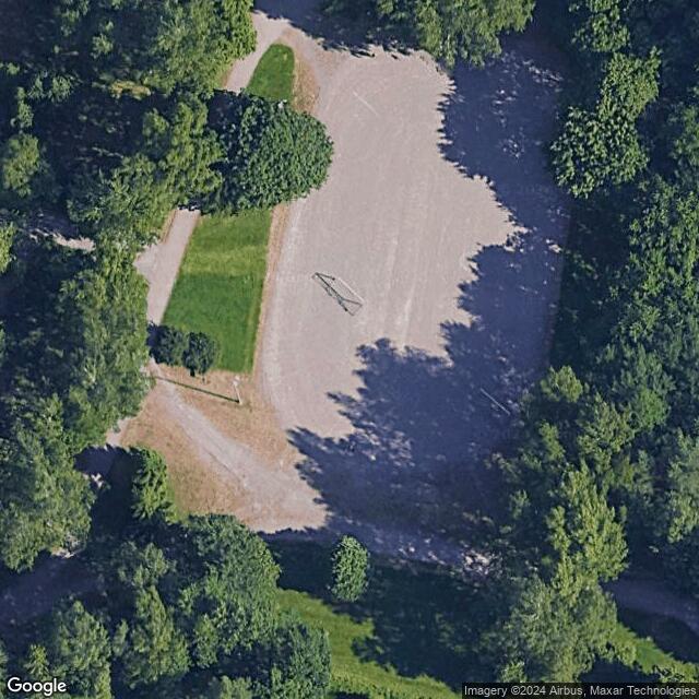 Lemmikkipuiston luistelukenttä