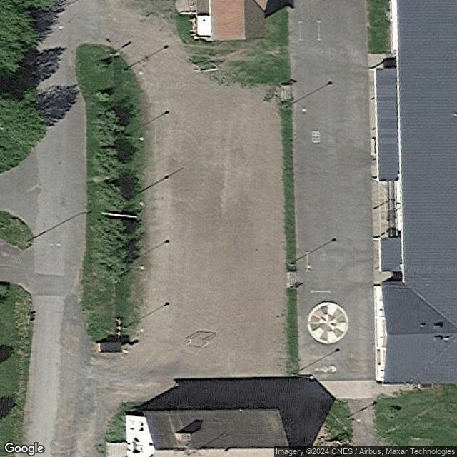 Maksniemen koulun luistelukenttä