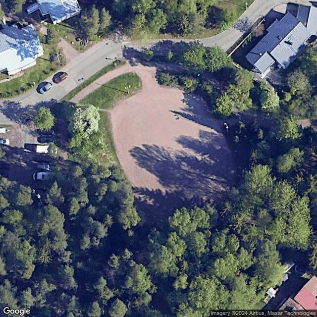 Sisarustenpuisto / Luistelukenttä