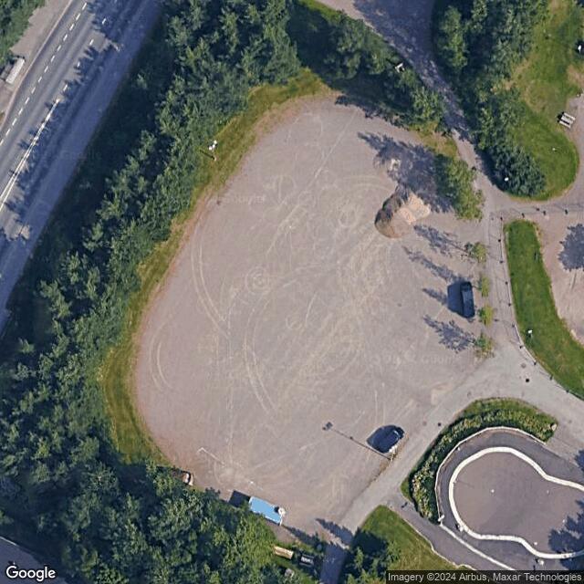Tervapääskynpuisto / Luistelukenttä