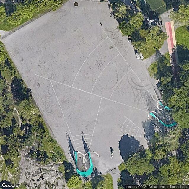 Urheilupuiston yläkentän luistelukenttä