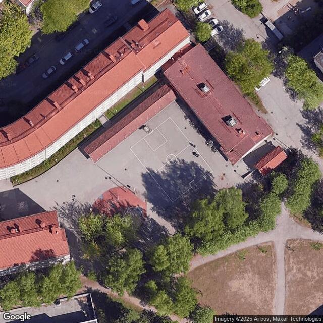 Käpylän peruskoulu, Hykkylän sisäpiha / Koripallokenttä