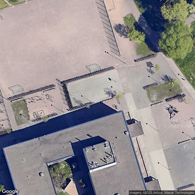 Koulumestarin koulun koripallokenttä