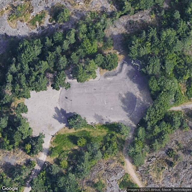 Louhikkopuisto / Koripallokenttä