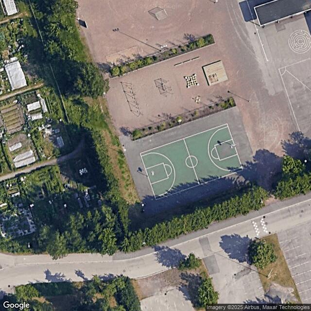 Pihlajamäen ala-asteen koulu / Koripallokenttä