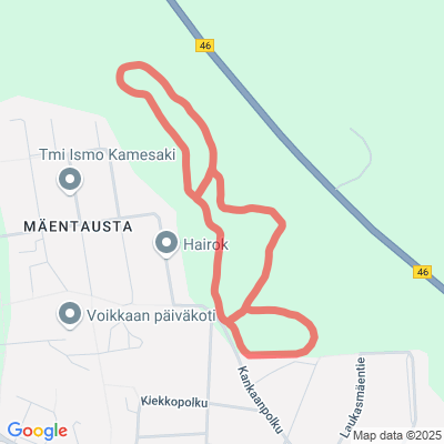 Mäentaustan valaistu luistelulatu