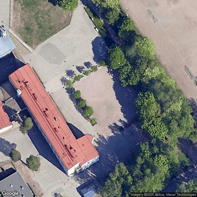 Månsas lågstadieskola / Hiekkakenttä