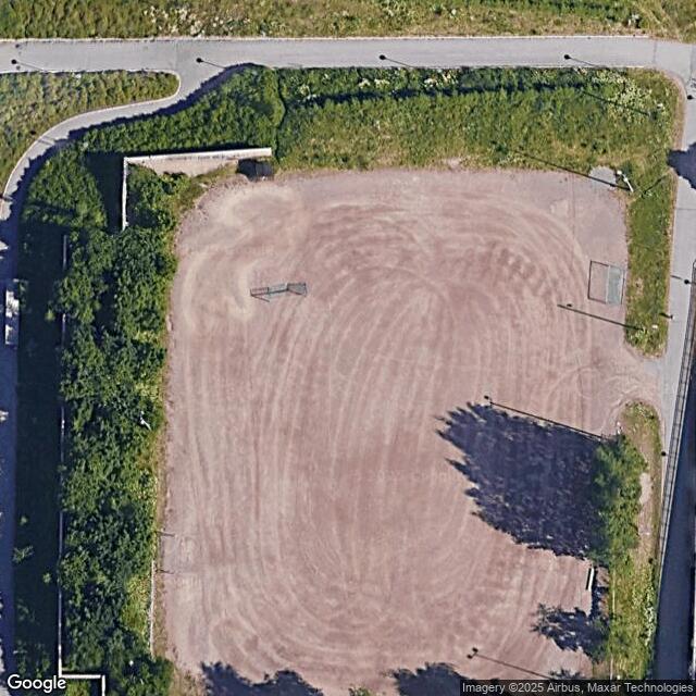 Perkkaanpuiston koulun hiekkakenttä