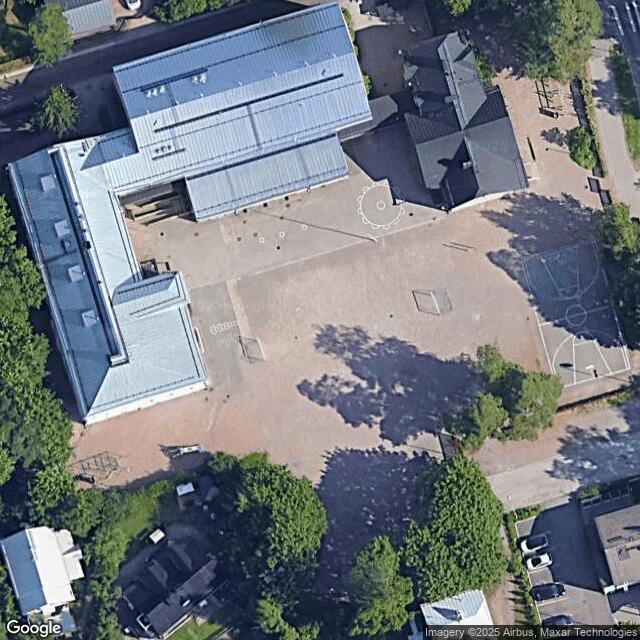 Tapanilan ala-asteen koulu / Hiekkakenttä