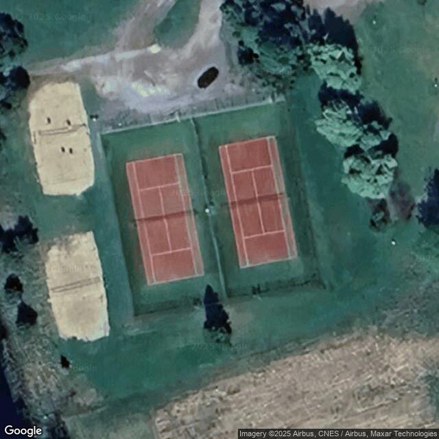 Uimahallin tenniskenttäalue