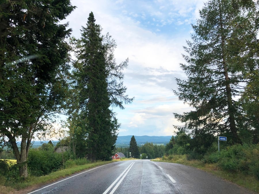 Pyöräillen Naapurinvaaran maisemissa