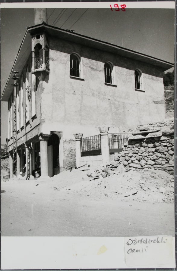 F4 Dört Direkli Cami