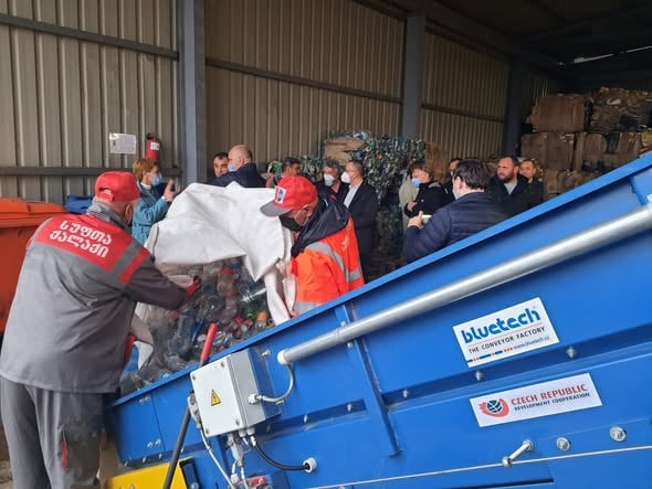 Předávání zkušeností, budování kapacit a zavádění třídění komunálního odpadu v Batumi