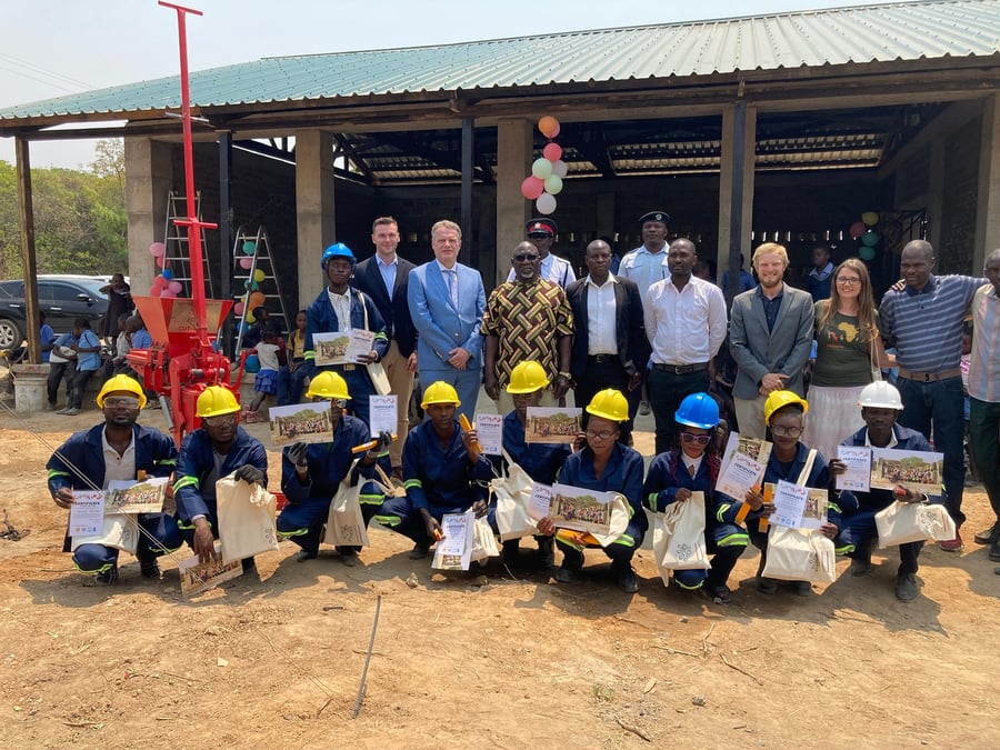 Zahájení provozu nové dílny a výstavba multifunkční budovy pro střední školu Kashitu