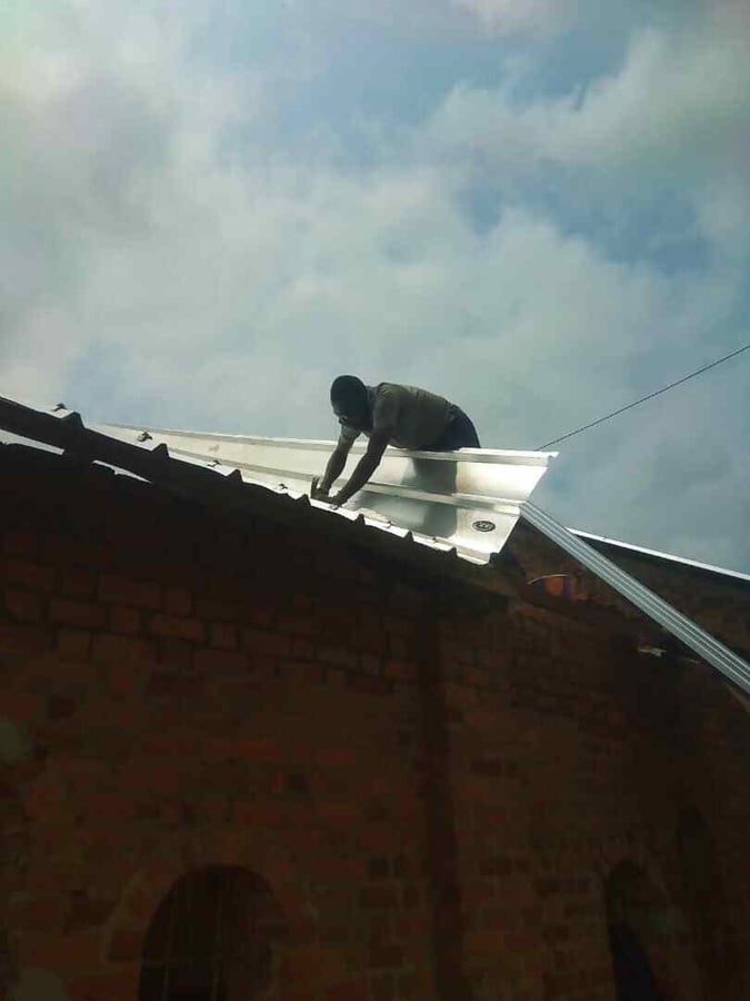 Rekonstrukce střech dvou školních objektů pro Katolickou střední školu Saint Claret v Okondja