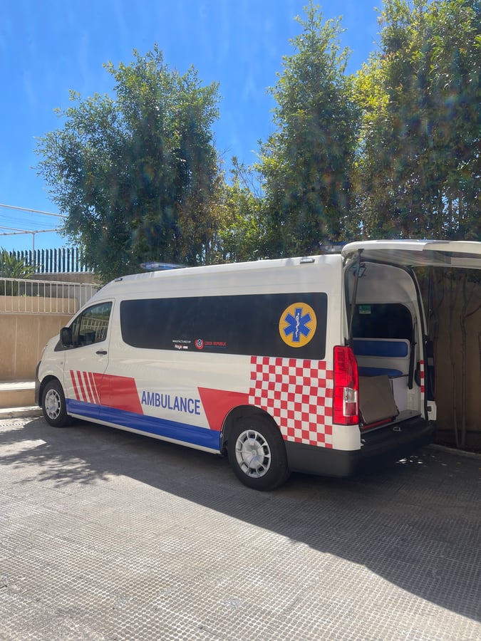 Sanitní vůz s vybavením pro převoz novorozenců