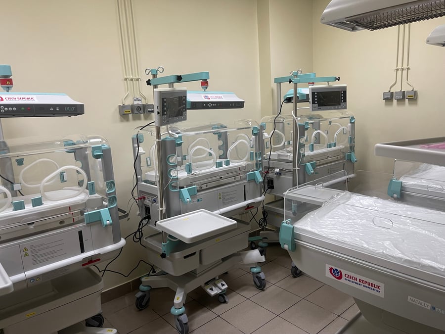 Zdravotnické vybavení pro novou novorozeneckou jednotku intenzivní péče v nemocnici Sira El Dennieha v severním Libanonu