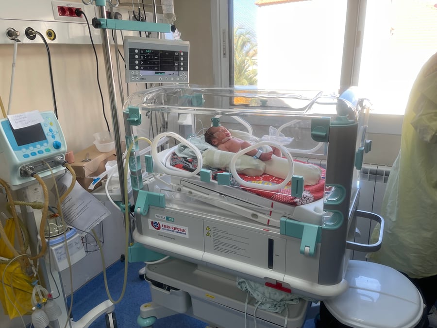 Lékařské vybavení pro novorozeneckou JIP ve státní nemocnici Orange Nassau v Tripolisu