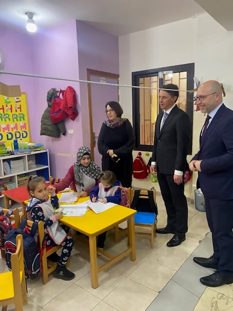 Zlepšení přístupu ke vzdělání, zdravotní péči a živobytí pro syrské uprchlíky a místní hostitelské komunity v Libanonu