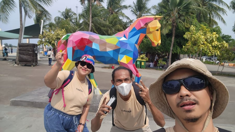Foto sama kuda pelangi