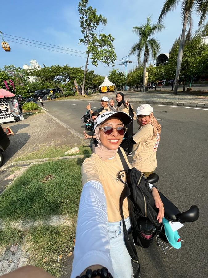 Foto dengan kereta di atas langit