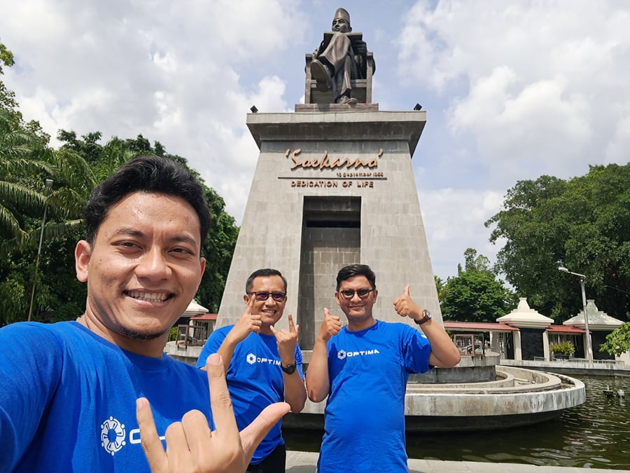 PATUNG BUNG KARNO (Pintu Masuk Stadion Manahan Solo)