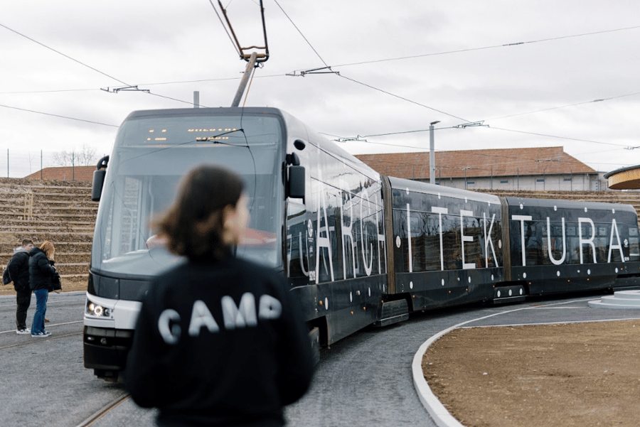CAMP Tour: Tramvají kolem řeky