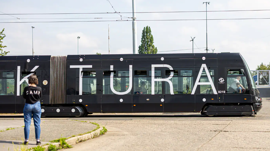 CAMP Tour: Propojené město z tramvaje