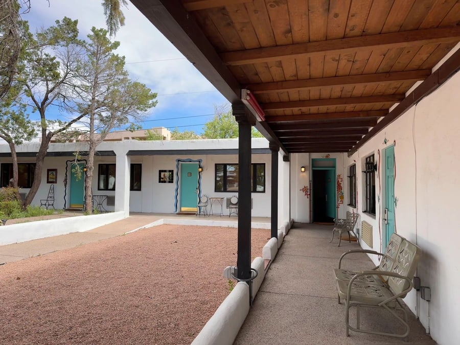 La Reina (at El Rey Court)