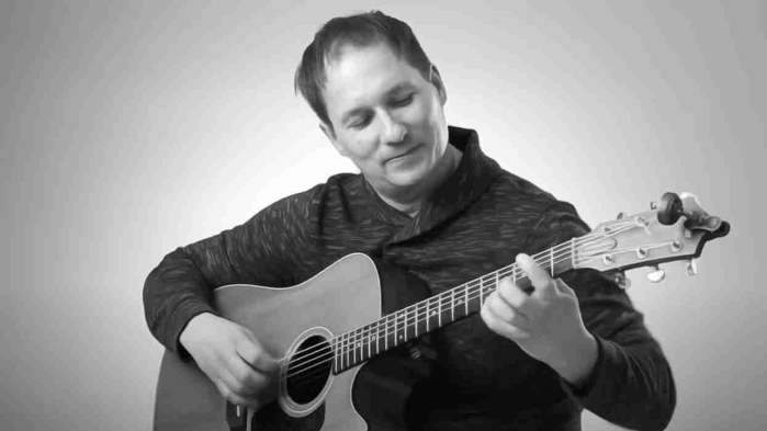 Andy Hauswirth live at Larsmont Cottages