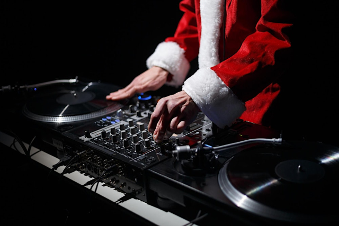 Santa vs Grinch DJ Showdown