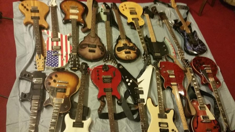 Lotz of Guitars