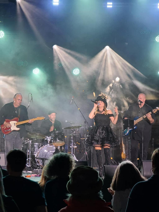 Lisa Lynn & the Broken Hallelujahs - LIVE MUSIC