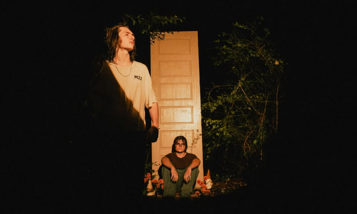 Midsummer Motel: Beat the Horse Unplugged with The Outfield Clovers and Bummer Hill