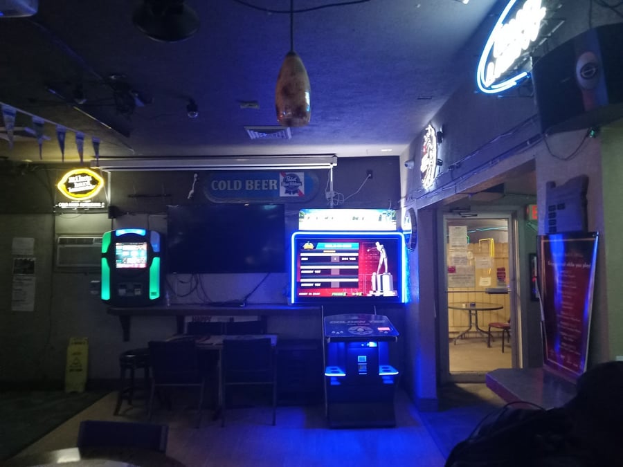 Holland's Bar & Grill