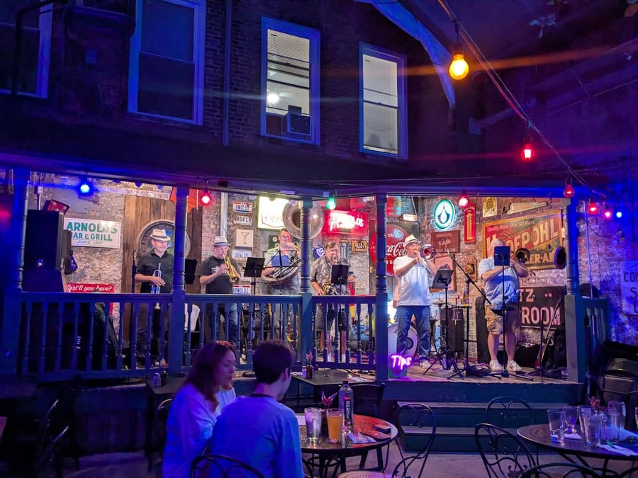 Arnold's Bar & Grill