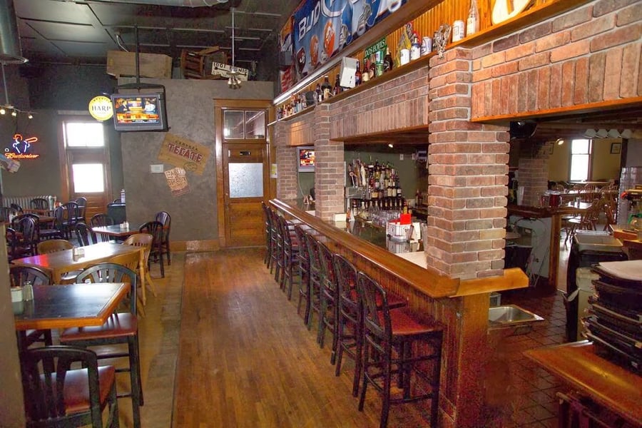 4th & Main Downtown Grille