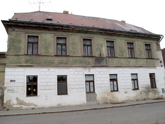 MACHÁČEK Josef - Na domě čp.6 Nám.Osvoboditelů 19 Praha 5 Radotín