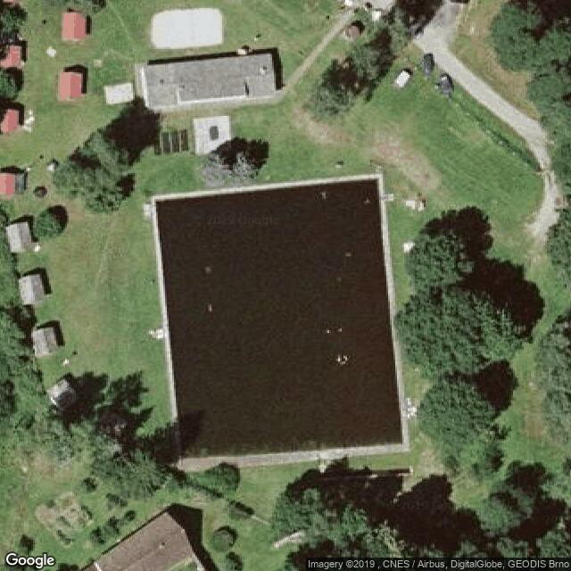 Koupaliště napájené z řeky.