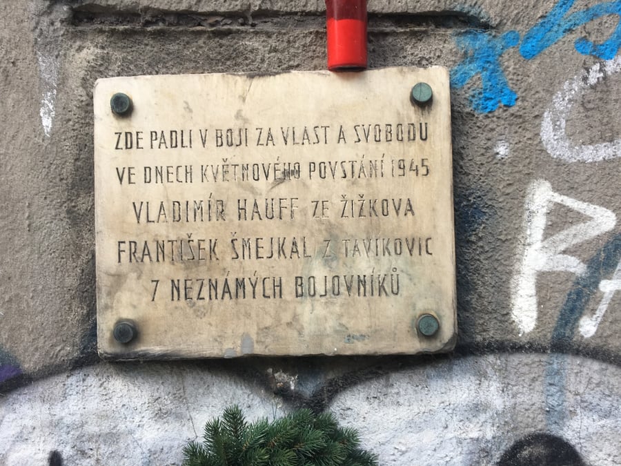 Zastávka u památníku
