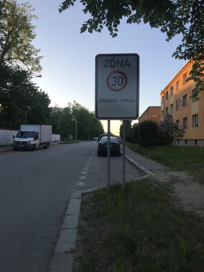 Přednost zprava a 30, kde to nedává význam, těch míst je víc.