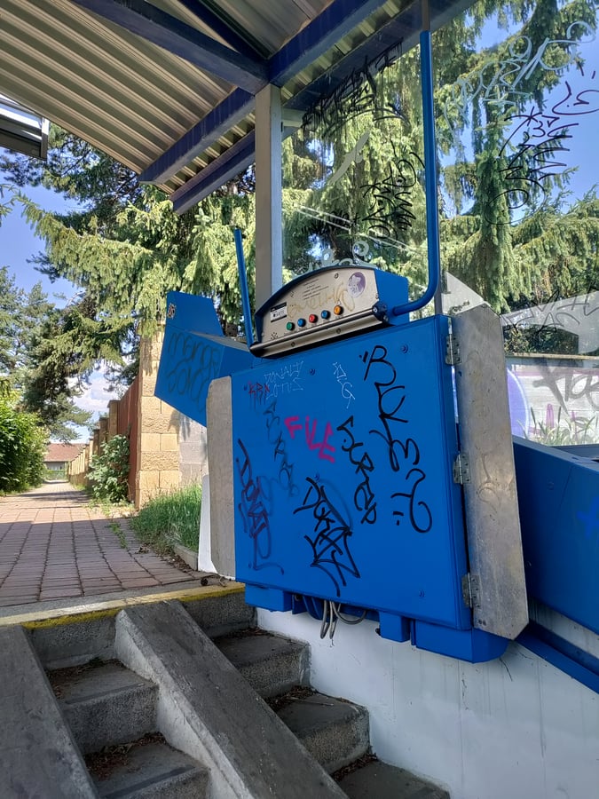 Podchod s plošinou, která skoro nikdy nefunguje